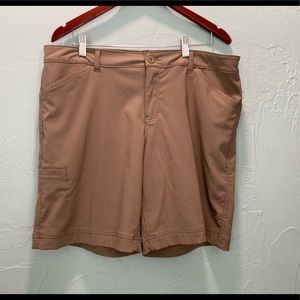 Dickies
14 Khaki shorts